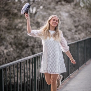 Vit spets klänning - Vit spets klänning från Neo Noir! Modellen heter Penny Organza flower dress🥰 Använd 1 gång och det var på min student.