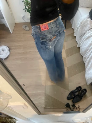 Bootcutjeans - Bootcutjeans med nitar både bak och fram😍 Midja: 36cm Innerbenslängd: 82cm