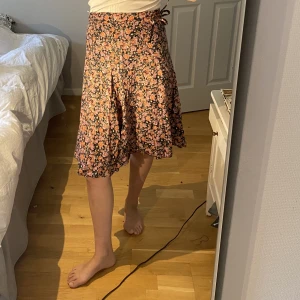 Blommig omlott långkjol - Svart med små blommor! One size 