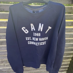 Gant tröja - Jag säljer denna marinblå gant tröja som jag använt fåtal gånger. Det står på tröjan att den är för en person i 15 års åldern, men passar för mig som är 17💗