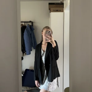 Svart blazer  - Svart blazer från hm, lätt oversize