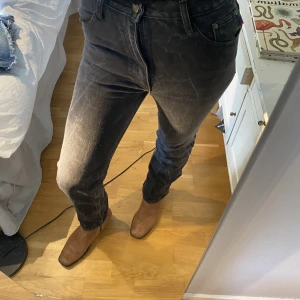 Svarta högmidjade jeans.  - Passar 36 