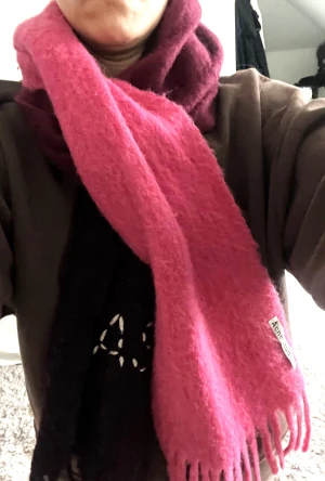 Acne halsduk  - Snygg ovanlig färgsättning i alpacka och ull