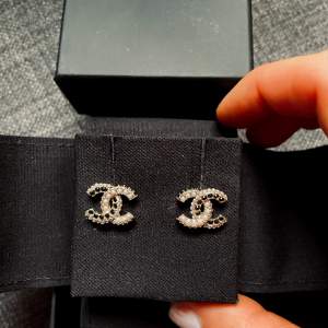 Säljer jättefina Chanel cc örhängena med original låda och kvitto