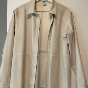 Går att ha som skjorta men jag har använt som overshirt/jacka med den uppknäppt. Superfin ljus beige färg. 