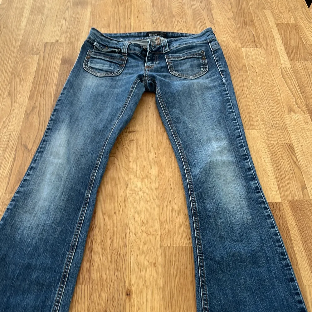 Low waist flare mörkblåa jeans, vintage 2000-tal. Om man är lite kortare så är dom här jeansen för dig! Bra passform och i mode. Innerbenslängden är 75cm och midjemåttet är 82. 🥰. Jeans & Byxor.