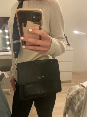 Svart väska - Svarta väska i bra skicka med Axel band. Köpt för 300 kr