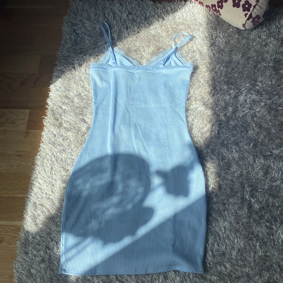Oanvänd blå klänning - 90
