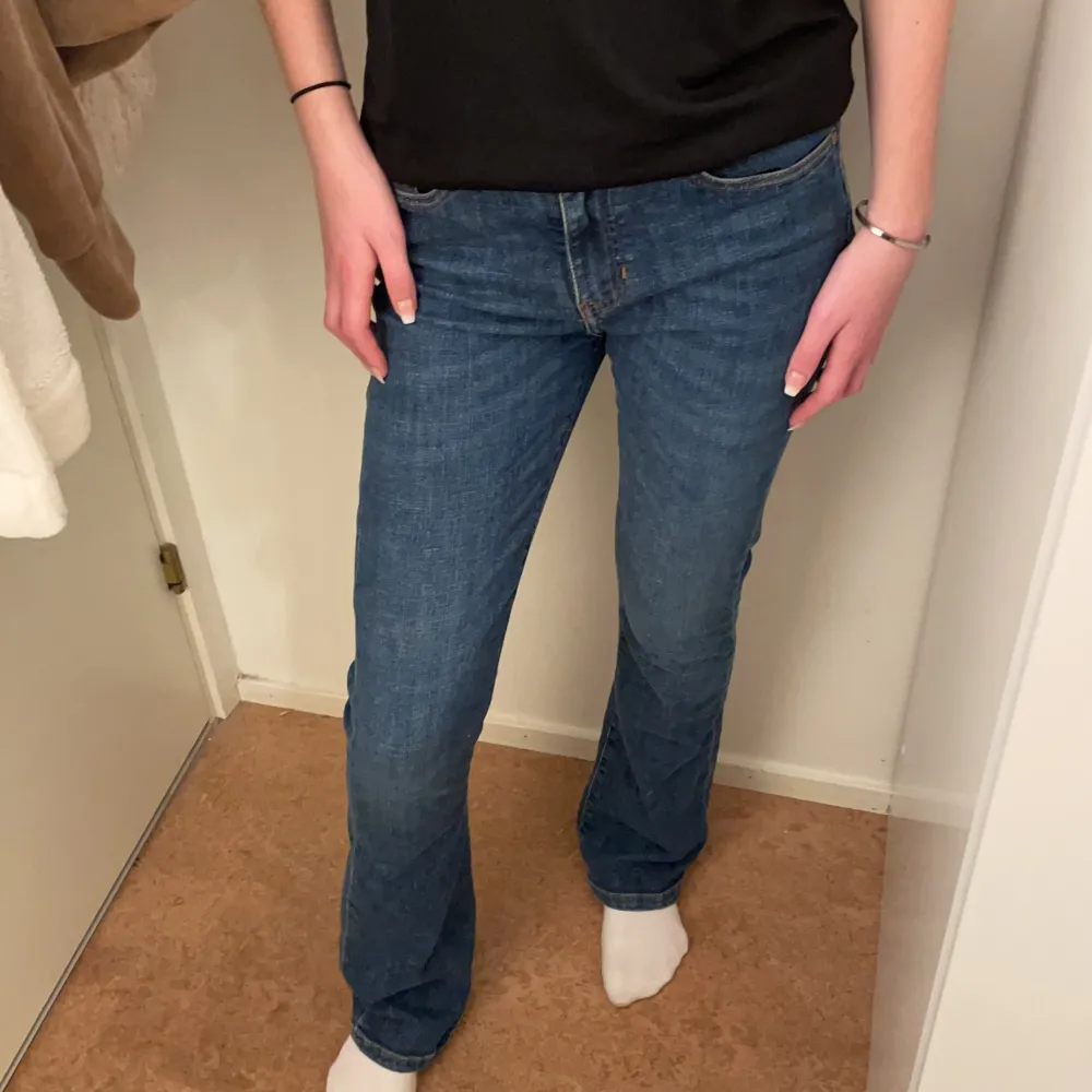 Hej, säljer ett par fina mid/ lågmidjade mörkblåa jeans i bootcut. Bara använda några få gånger så är i väldigt bra skick. Priset kan diskuteras. ❤️. Jeans & Byxor.
