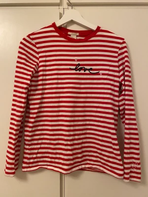 Randig tröja - En rödrandig tröja från H&M med broderad text på samt ett broderat hjärta. Sista bilden är från Josefin Dahlbergs blogg. Storlek 36