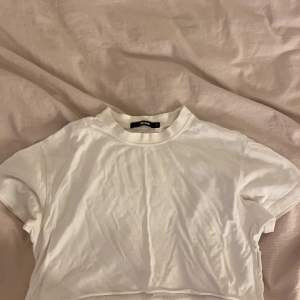 En vit mag T-shirt i storlek S. Kommer ifrån Gina tricot. Använd men inga defekter.