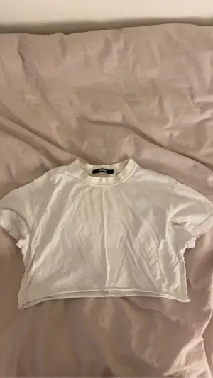 En vit mag T-shirt i storlek S. Kommer ifrån Gina tricot. Använd men inga defekter.