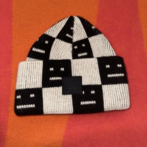 Acne mössa  - Säljer min sparsamt använda Acne mössa!  Nypris 2200kr 