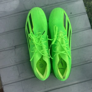 Adidas speedportal  - Säljer dessa pågrund av att de är för stora och inte kommer till användning. De är testade ändast inte ens gjort en full träning i dem. Skickar gärna fler bilder vid behov