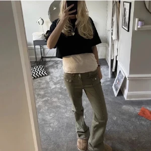 Gröna HM jeans  - Säljer dessa superfina populära jeans, de är helt oanvända med prislapp kvar! Säljer då jag ej kan returnera längre💘 (ej mina bidler, vid intresse skriv så kan jag skicka bild)🥰🥰