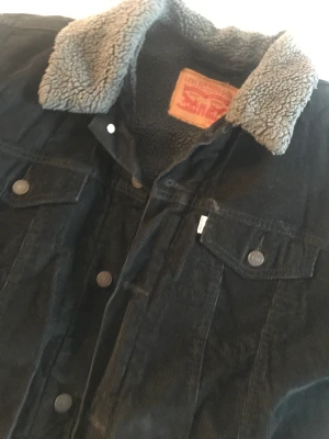 Levis Herrjacka  - Levi’s Jacka använd men i fint skick.  Storlek XL   Hör av dig vid frågor, pris kan diskuteras. 