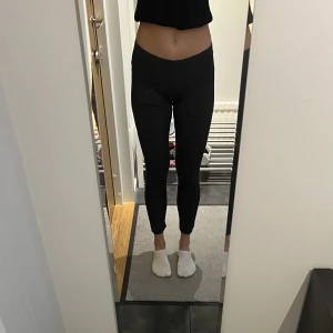 Leggings  - Ribbade mörkgrå leggings från H&M i strl 38. Använda en gång. 
