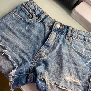 Jag säljer dessa jeans shortsen för att dem tyvärr har blivit för små. Har använt typ 2-3 gånger så dem är i bra skick. 💙Nypriset var ca 250 och jag säljer dem för 150💙