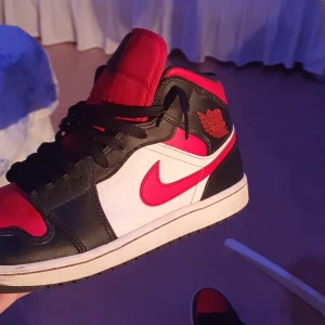 Jordan 1 mid fire reds - Säljer mina jordans där jag inte använder dom lika mycket, dom är i storlek i 42,5 dom är lite breda så om man har lite små fötter så kommer dom se stora ut, man får prova dom så man vet om dom passar eller inte, det går pruta om priset, möts i Stockholm