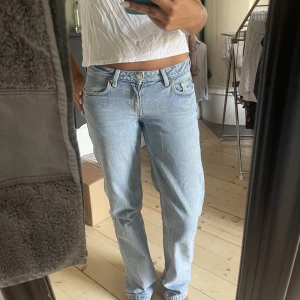 Arrow low jeans - Supersnygga ljusblå Arrow low jeans från weekday! Säljer pga att dem inte kommer till användning längre