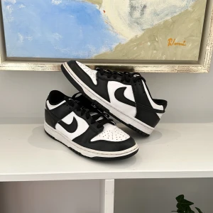Nike panda dunks low - Jag säljer mina Nike panda dunks low. Skorna är i mycket bra skick. Jag har haft skorna i ett halv år.