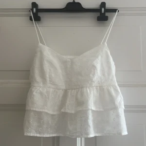 Söt topp från shein🌸 - Storlek M, använd en gång så den är i nyskick.