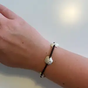 Ett brunt armband med snäckor från Gotland💘