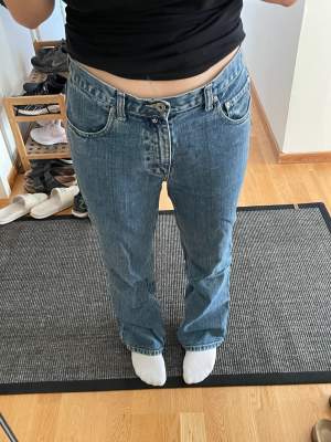 Snygga blåa midwaist jeans 😍Köpta second hand på beyond retro men har tyvärr inte kommit till användning. Bra längd för mig som är 160 cm lång. Köpare står för fraktkostnad 🥰