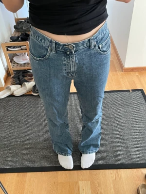 Blåa midwaist jeans 💙 - Snygga blåa midwaist jeans 😍Köpta second hand på beyond retro men har tyvärr inte kommit till användning. Bra längd för mig som är 160 cm lång. Köpare står för fraktkostnad 🥰