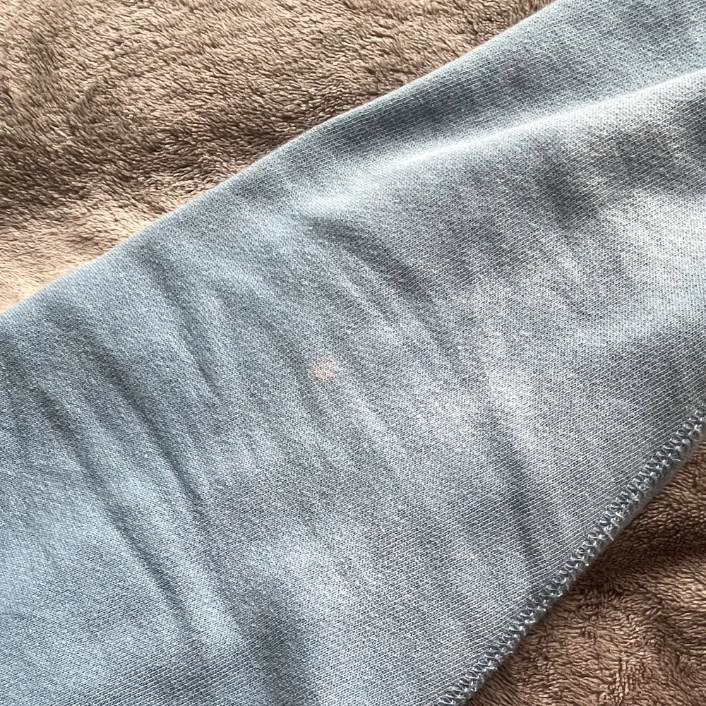 Jättefin ljusblå isabel marant hoodie. Storleken sitter ganska stort.  Knappt använd, perfekt till hösten/ vintern. Väldigt bra skick, några få blekningar men det syns nästan inte då de inte är på framsidan vid själva trycket 💕. Hoodies.