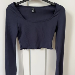 Marinblå långärmad topp❤️ - Säljer denna otroliga fina marinblåa topp med långa ärmar från Shein💞den är köpt för ca 1 år sedan men är helt oanvänd! Säljer då den ej kommer till användning 