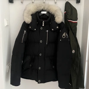 Moose Knuckles 3Q  - Sparsamt knappt använd i storlek Small S/P.  billigare vid smidig affär