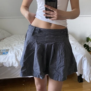 Lågmidjad kjol - Jättesöt lågmidjad kjol från H&M som inte finns att få tag på längre. Coola detaljer, dragkedja på sidan. Bra skick! 