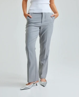 Kostymbyxor - Gråa kostymbyxor från BikBok i storlek 36💗Köpte dessa för 499kr💗helt otroliga kostymbyxor med den perfekta gråa färgen! 