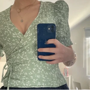 Other stories blus❤️ - Säljer denna superfina blusen ifrån other stories❤️ använt typ tre gånger, finns inga slitage på tröjan eller fläckar