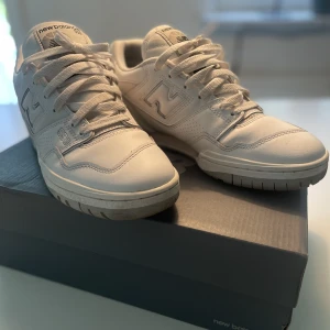 New balance 550 - Säljer mina New Balance 550 pga felköp i storlek. Knappt använda så inget slitage varken på in eller utsida. Storlek 41,5 / 26cm. Köparen står för frakt