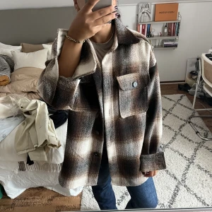 Rutig kappa - Rutig kappa/skortjacka, så snygg till hösten! Väldigt bra skick. Ullblandning💕