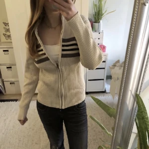 Stickad kofta 🤍 - Superfin ribbad kofta. Jätte skön och mysig till hösten/vintern 💓Stretchiga i materialet så passar även större!  Skriv vid frågor mm. 🫶