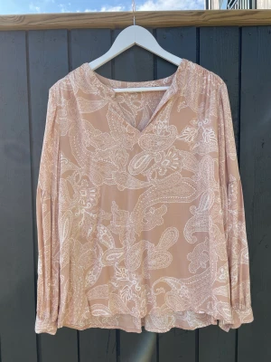 Indiska blouse L, 10% viskose - Very good condition, 100% viskose, soft and comfortable. Beloved, but now too large! 