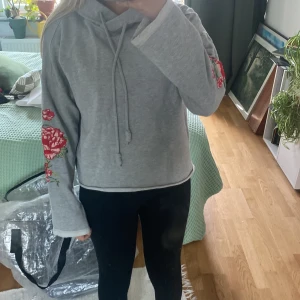 Hoodie med rosor - Från hm, cropped hoodie, jättefina detaljer i form av rosor, lite sliten men fortfarande okej skick, lite knopprig och så, skriv för frågor ❣️