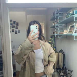 Tunn jacka - Tunn översized jacka med militärmönster. Den är från carlings (märke STAY). Vid snabb affär kan pris diskuteras 😁