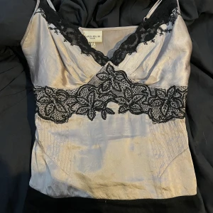 Spetstopp - Jätte söt spets topp från Karen Millen