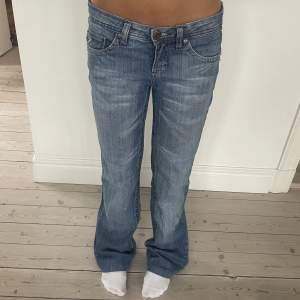 Snygga lågmidjade jeans Midjemått tvärs över:38 cm Innerbenslängd: 76 cm