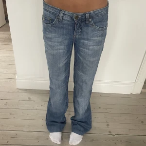 Lågmidjade jeans  - Snygga lågmidjade jeans Midjemått tvärs över:38 cm Innerbenslängd: 76 cm