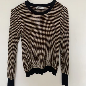 Finstickad tröja från Zara  - Säljer denna jättefina tröja från Zara!  Den är helt ny och säljer då den aldrig kommit till användning 💕 Storlek S men passar jättebra på Xs!