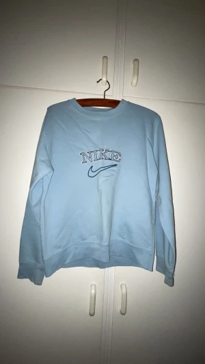 Nike sweatshirt  - Väldigt eftertraktad Vintage Nike sweatshirt! Går knappast att få tag på🔥 storlek S men lite oversize. Köpte för 700kr av en tjej på plick säljer för 500kr men pris kan diskuteras !!❤️skriv för fler bilder 