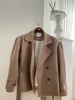 Trenchcoat från Saint Topez   - Trenchcoat köpt på Åhléns Stockholm i maj!🤍 jätte snygg men kommer tyvärr inte lika mycket till användning som jag hade hoppats på!🤍 Jackan är i storlek M och köpt för 1500kr 🤍 hör gärna av dig vid frågor!🤍