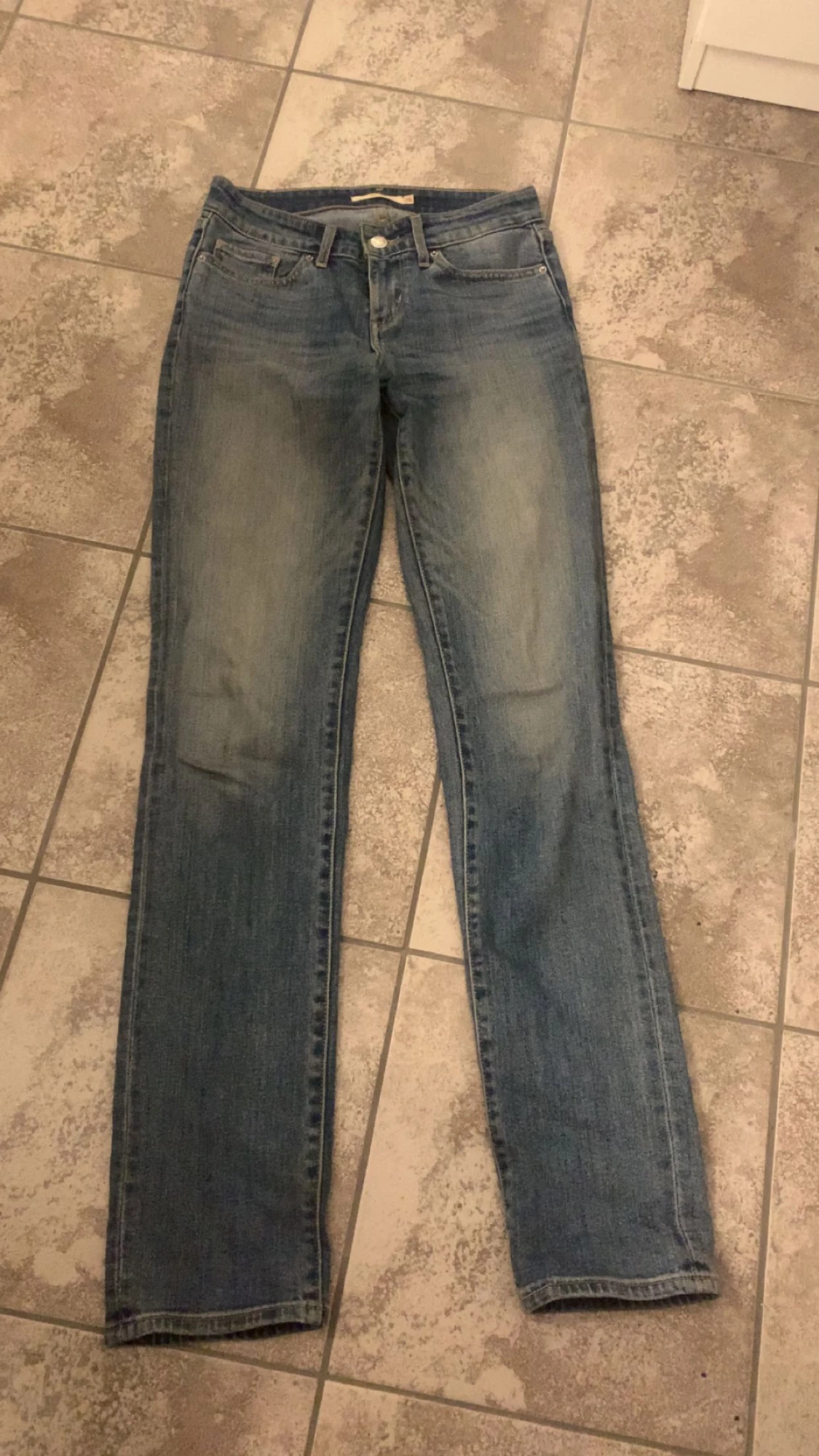 Blåa lågmidjande Levis jeans  - 90