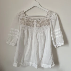 Vit blus från Part Two! - Superfin och använt två gånger! Inga tecken på användning, och den har broderi högst upp både fram och bak (bild 2). Vid snabb affär kan priset diskuteras! Skickar gärna fler bilder 🤩 Nypris ca 800kr. 