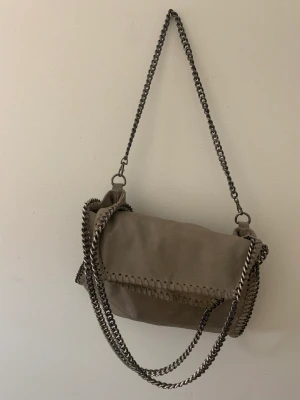 VÄSKA - Säljer min fina liknanden stella mcarteny väska eftersom den inte kommer till så mycket andvendning längre den är andvend några gånger, för mer bilder eller intresserade skriv gärna 